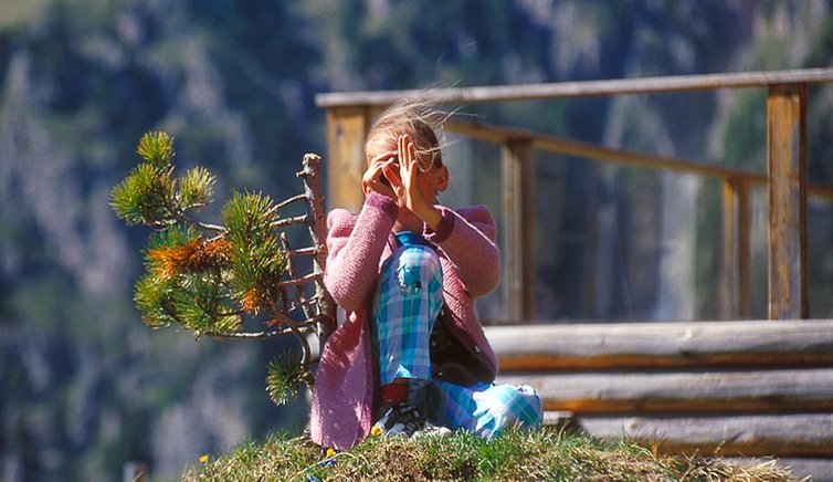 kind familie am fotoarchiv