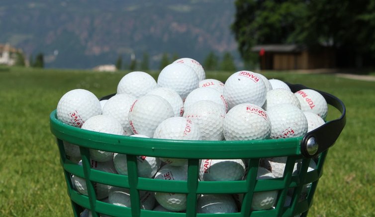 golf golfbaelle im korb