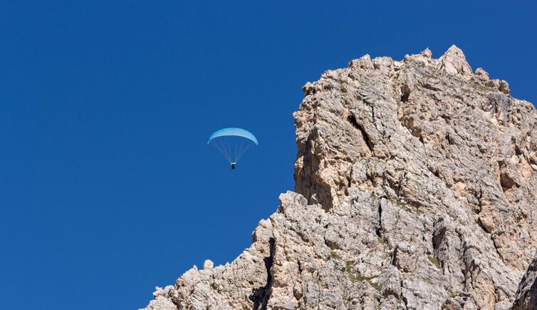 paragleiten dolomiten Adobe Stock