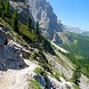 Danach geht es &uuml;ber Stufen ein St&uuml;ck abw&auml;rts und den Hang entlang weiter in Richtung Langkofelh&uuml;tte. Foto: AT, &copy; Peer