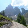 Hier sehen wir die Langkofelh&uuml;tte, die sich im Mittelpunkt des Langkofel-Plattkofelmassivs befindet. Wir gehen jedoch nicht zur H&uuml;tte hinauf, sondern nehmen an der Abzweigung den Weg Nr. 525. Foto: AT, &copy; Peer