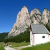 La piccola cappella di San Silvestro e dietro la ripida parete della Steviola - Foto: AT, &copy; Peer