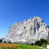 Vor der Bergstation er&ouml;ffnet sich ein majest&auml;tischer Blick auf den Langkofel. Foto: AT, &copy; Peer