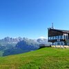 Doch auch der Blick &uuml;ber das Gr&ouml;dnertal in Richtung Puez-Geisler begeistert. Foto: AT, &copy; Peer