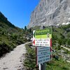Es geht erstmal bergab, und dann den Weg Nr. 526A entlang in Richtung Langkofelh&uuml;tte. Foto: AT, &copy; Peer