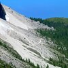 Die Qualit&auml;t des Pfades - im Bild die Sand- und Ger&ouml;llfelder bei Col de Mesdi - variiert, doch gerade das macht diese Wanderung so interessant. Foto: AT, &copy; Peer