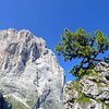Der Blick auf den Langkofel ist immer noch &uuml;berw&auml;ltigend, bald sind die Felsw&auml;nde zum Greifen nahe. Foto: AT, &copy; Peer
