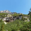 A fondovalle l’acqua "casca" dai ripidi speroni di roccia… - Foto: AT, &copy; Peer