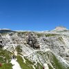 Il sentiero ci porta per l’altipiano di Crespeina, un sentiero con poche salite e discese. Nello sfondo vediamo il Gardenaccia con il Col de la Son&egrave; - Foto: AT, &copy; Peer