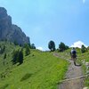 Bei solch sonnigem Wetter wie heute wird der Aufstieg zu den Wiesen am Piz da Uridl zu einer schweisstreibenden Angelegenheit. Foto: AT, &copy; Peer