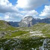 Il prato verde sul Col Turond, mentre sull’altro lato della valle vediamo il Col de la Pieres - Foto: AT, &copy; Peer