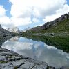 Passiamo anche per un piccolo laghetto alpino sul Crespeina, dove nell’acqua cristallina si specchiano le cime delle montagne ed il cielo - Foto: AT, &copy; Peer