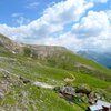 Vom Fassajoch geht es den Friedrich-August-Weg weiter in Richtung Sellajoch. Im Bild sieht man auch die Plattkofelalm. Foto: AT, &copy; Peer