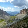 Vista dall’alto sulla Val de Chedul e nello sfondo possiamo anche riconoscere lo Sciliar - Foto: AT, &copy; Peer