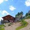 Der Weg f&uuml;hrt an der Sandro-Pertini-H&uuml;tte vorbei. Foto: AT, &copy; Peer