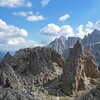 Dal Passo Cir vediamo davanti a noi le imponenti cime del gruppo del Cir, come anche il massiccio del Sella nello sfondo - Foto: AT, &copy; Peer