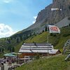 Giungiamo infine al Rif. Jimmi, poco sopra il Passo Gardena. Ci passiamo e seguiamo le indicazioni per la cabinovia Danterecepies, distante ca. 15 minuti - Foto: AT, &copy; Peer