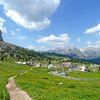 Vom Sellajoch geht es &uuml;ber die Steinerne Stadt unter dem Langkofel - links im Bild - &uuml;ber die Comici-H&uuml;tte zum Piz de Sela und von dort zum Ciampinoi-Lift zur&uuml;ck, wo wir unsere Rundwanderung beenden. Foto: AT, &copy; Peer