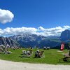When we descend, we pass the Rif. Sofia, where many people enjoy the panoramic view and the sun-rays in the deck chairs - Foto: AT, &copy; Peer