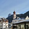 Der Turm der Ulrichskirche ist das Wahrzeichen des Dorfes. Foto: AT, &copy; Peer