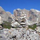 Groeden St Christina Col Raiser Sass Rigais Diemit Liebegebauten Steinpyramidenbietenauchtolle Motivefuer Fotografen