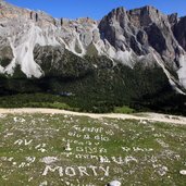 Groeden St Christina Col Raiser Sass Rigais Die Wiesensindteilsrandvollmit Namen Spruecheund Zeichnungenausgelegt