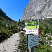 wegweiser am weg unter langkofel