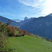 lajen tschoefas poststeig aussicht nach groeden herbst