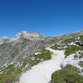 weg zur puez huette mit puez spitzen