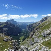 langental darunter wolkenstein dahinter schlern und langkofel