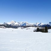 spuren im schnee winter seiser alm