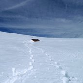 im schnee versunkene huette raschoetz winter