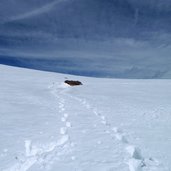 im schnee versunkene huette raschoetz winter