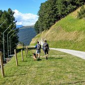 Discesa lungo la pista da sci