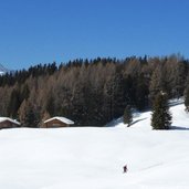 huetten bei daunei groeden winter wanderer