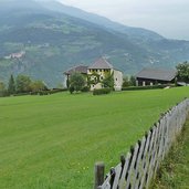 lajen albions ansitz lusenegg im hintergrund kloster saeben