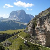 RS wanderweg zur stevia huette dahinter langkofel