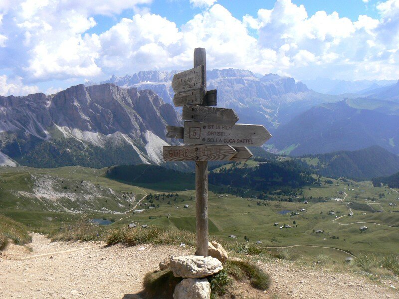 Stazione Cabinovia Col Raiser / Col Raiser Bergstation Routes for Walking  and Hiking