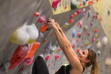 Adobe Stock klettern halle bouldern person