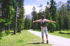 AS dolomiten berge wald wandern person