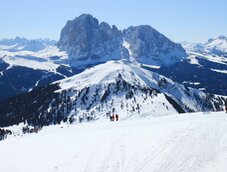 RS Skigebiet Groeden Seceda dahinter sasslong langkofel