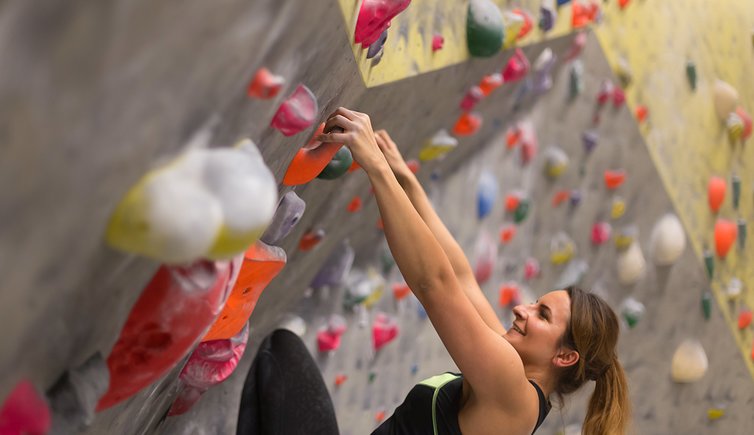 Adobe Stock klettern halle bouldern person