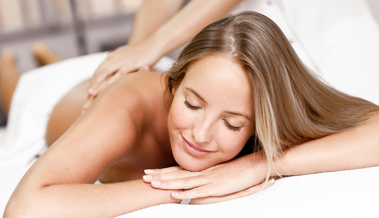 Adobe Stock massage wellnness relax entspannen person