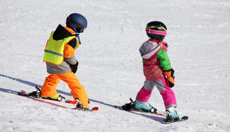 kinder in der skischule ski winter
