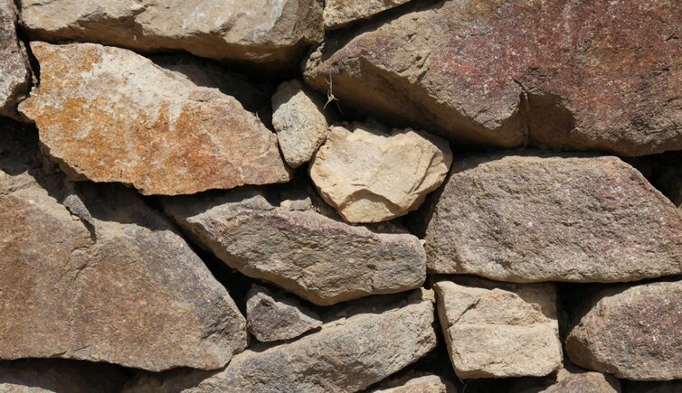 Eppan Dreharbeiten Steinmauer