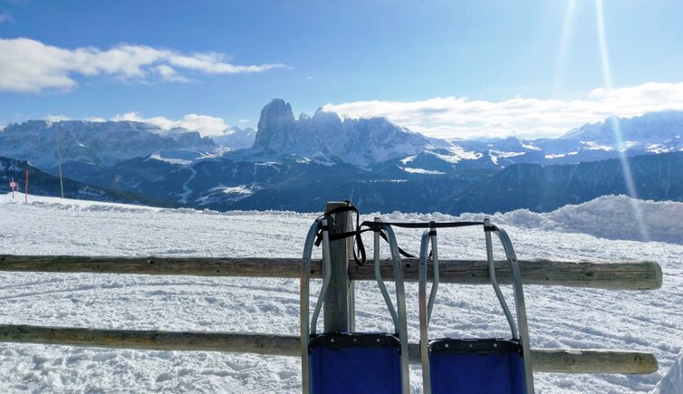 blick von raschoetz zum langkofel sassolungo saslong winter rodeln