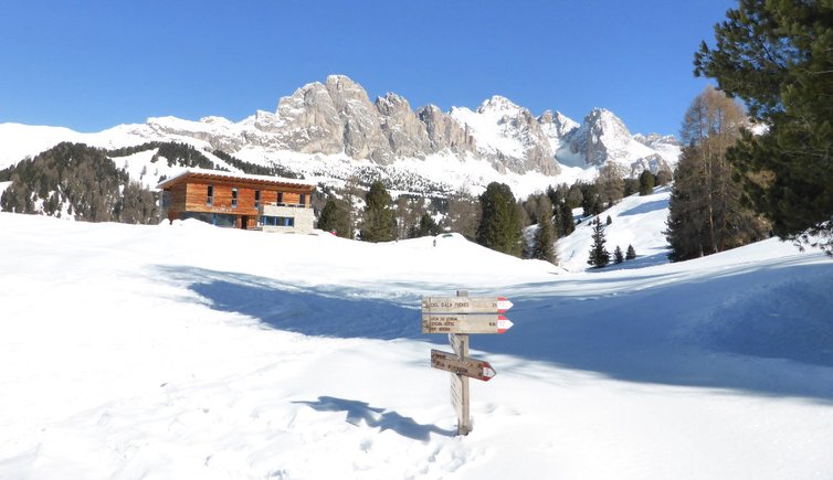 RS juac huette im winter dahinter geisler