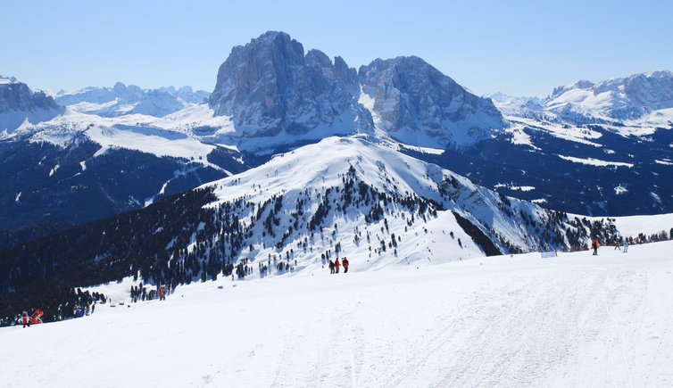 RS Skigebiet Groeden Seceda dahinter sasslong langkofel