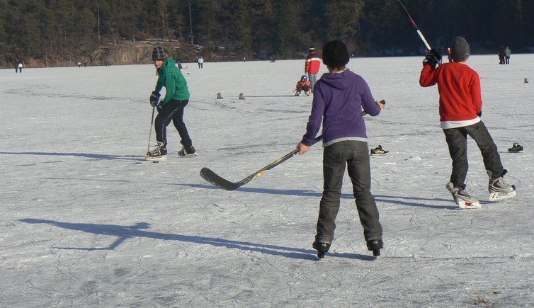 Montiggl Winter Eislaufen Hockey P